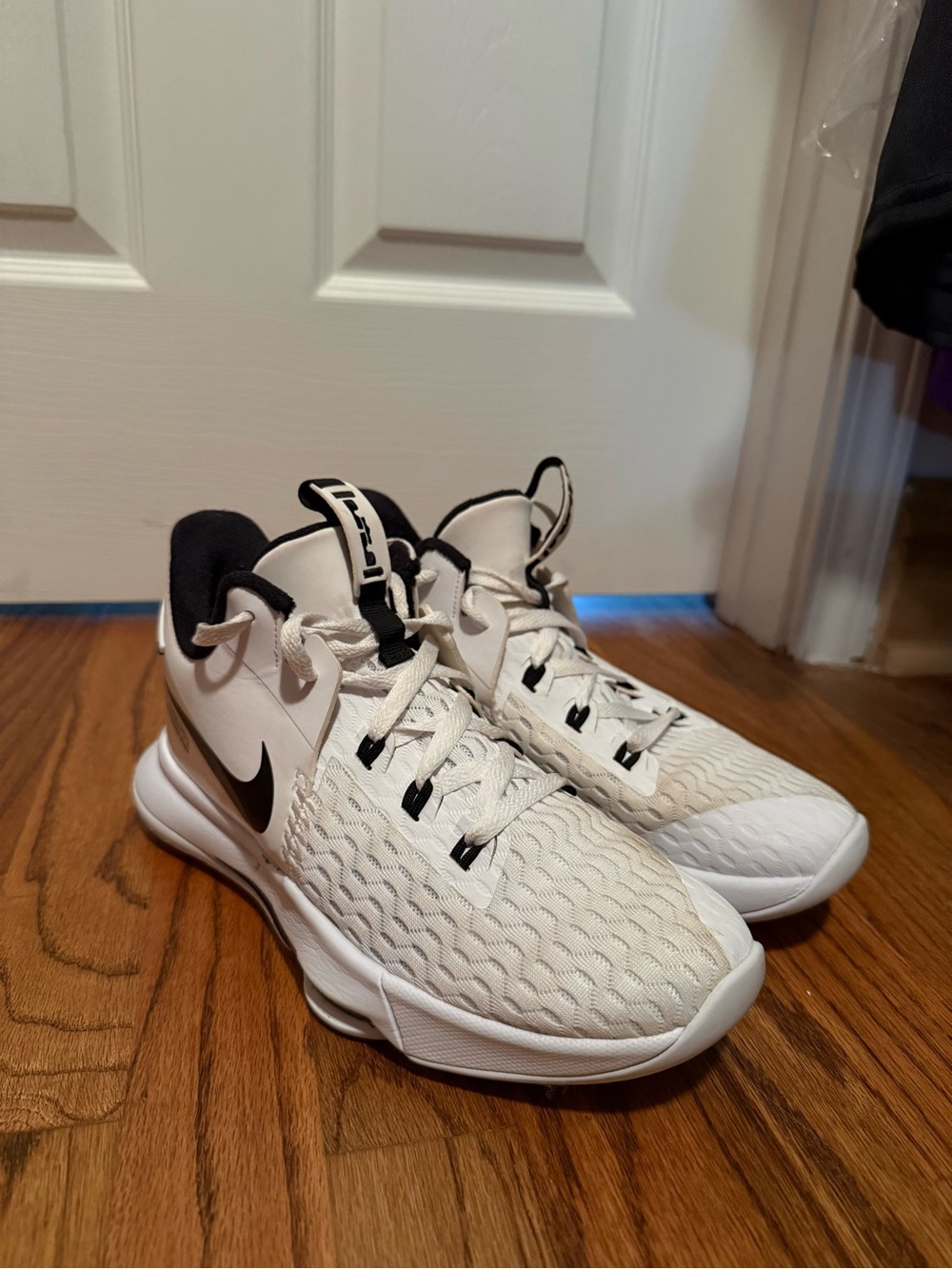 Nike LeBron Witness 5 Basketball (court) Shoes